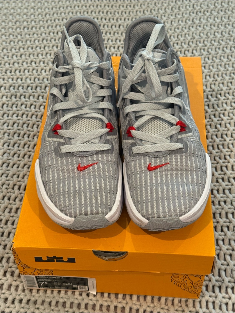 Like NEW - LeBron James Nike Witness 6 Basketball Sneakers Size 7.5